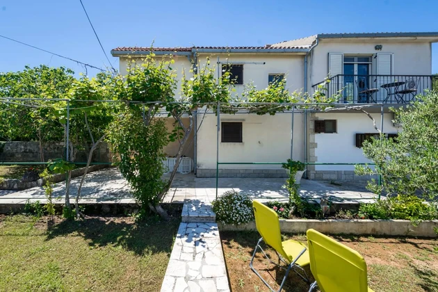Immeuble à vendre à Ciovo à seulement 100 mètres de la mer en Croatie