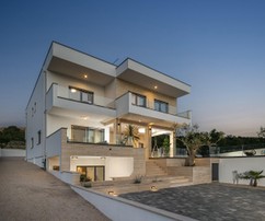 Modern villa nyílt tengerre néző kilátással