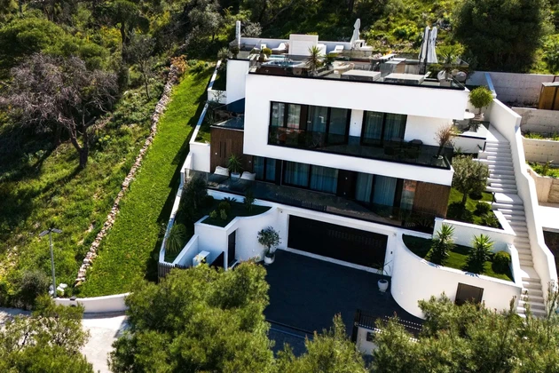 Trogir, luxusní vila 312 m2, s bazénem, garáží a upravenou zahradou