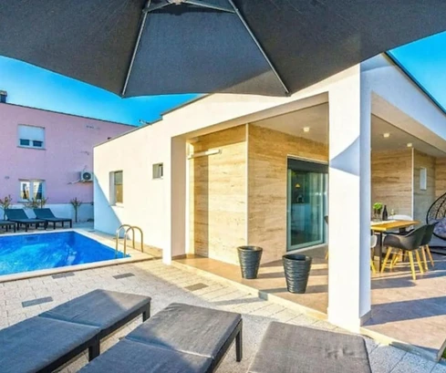 Zadar, Vir, villa moderna con piscina, a 400 m del mar