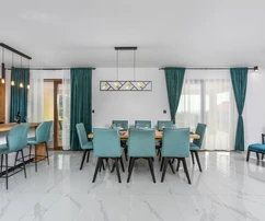 Casa nueva con piscina y jardín, en una zona tranquila!