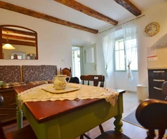 Casa in pietra sul mare con giardino, in posizione tranquilla!