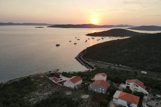 Île d'Ugljan Guduće deuxième rangée depuis la mer