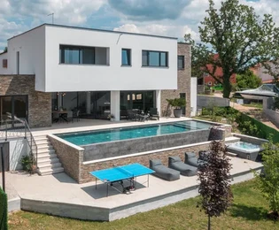 Istrien, Buje: Moderne Villa umgeben von Natur