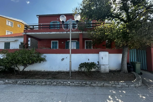 Spacieuse maison de trois étages en bord de mer disponible à l'achat en Croatie