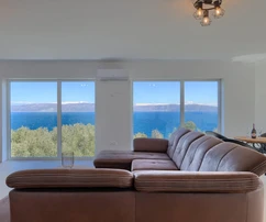 Villa en venta con piscina y vista al mar en Raša, Croacia