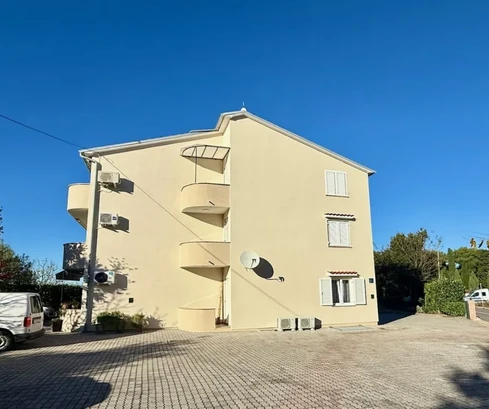 MÖBLIERTE WOHNUNG MIT GARTEN, 800 M VOM STRAND ENTFERNT!