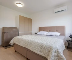 Dom z basenem na sprzedaż w pobliżu plaży Medulin w Chorwacji