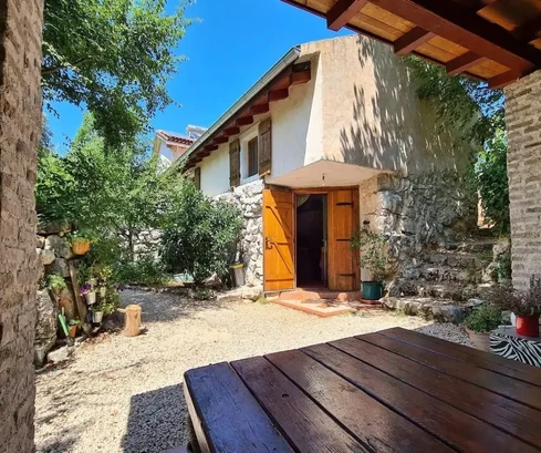 VECCHIA CASA IN PIETRA CON AMPIO GIARDINO, IN UNA ZONA TRANQUILLA CIRCONDATA DALLA FORESTA!