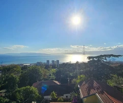 Priestranný byt so záhradou a bazénom na predaj v Chorvátsku