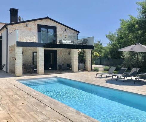 Istarska vila s bazenom i zemljištem na prodaju Umag