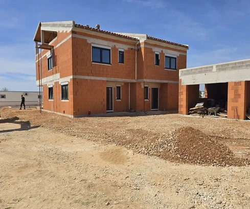 Proprietà di nuova costruzione con piscina e garage