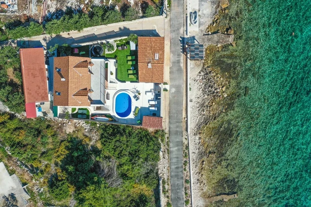 Drvenik szigetén, közvetlenül a tengerparton villa eladó Horvátországban