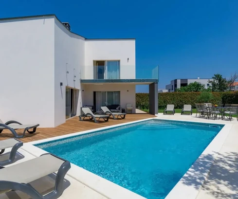 Villa moderna con piscina en venta en Medulin, Croacia