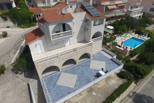 Seget,apartmanska kuća 608m2,na odličnoj lokaciji blizu mora,pogled na more