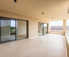Vodice, luxusos penthouse három hálószobával, 157,59 m², panorámás tengerre néző kilátással és tágas teraszokkal