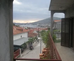 Trogir, casa independiente de 130 m2 con jardín de 380 m2
