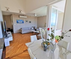 Spazioso appartamento con vista mare in vendita a Spalato