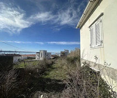 Дом на продажу, требует полной реконструкции, на участке 1483 м2