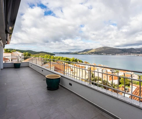 Villa for sale with panoramic views in Okrug in Croatia