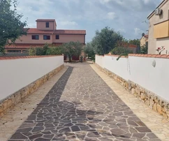 Amplia casa con apartamentos y vistas al mar disponible para la compra en Croacia