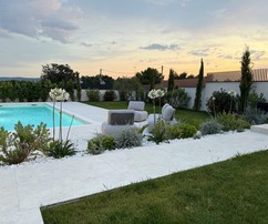 Moderná luxusná vila s bazénom a krásne upravenou záhradou - kompletne zariadená, len 300 m od mora