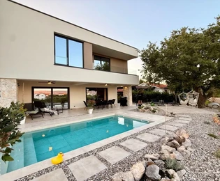 VILLA DI LUSSO CON PISCINA E GIARDINO, IN UNA ZONA TRANQUILLA!