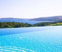 High-quality villa with infinity pool in the heart of Dalmatia
