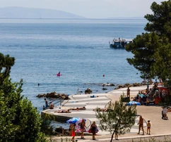 Dom z trzema mieszkaniami na sprzedaż nad morzem na wyspie Krk w Chorwacji