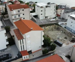 Casa independiente con apartamentos en venta en Podstrana, Croacia