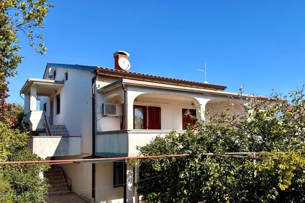 SEMI-DETACHED HOUSE WITH THREE APARTMENTS, IN AN ATTRACTIVE LOCATION, 350 M FROM THE BEACH!