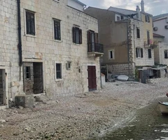 Maison en pierre à vendre sur le front de mer de Komiža en Croatie