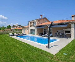 Istria, Kanfanar - Przestronny dom z basenem na sprzedaż