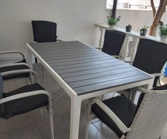 Immobilie mit 2 Wohnungen in der Nähe eines gepflegten Strandes, Geschäften, Cafés