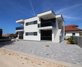 Novogradnja, južna strana, prizemlje