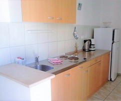 Apartmánový dom pri mori v Rogoznici s parkovaním