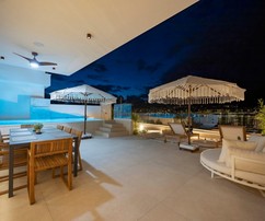 Villas de lujo frente a la playa en venta en Trogir con piscinas