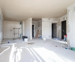 Omiš, apartamento de dos dormitorios con jardín, segunda fila del mar