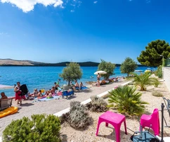 Appartamento con tre camere da letto in vendita proprio sul lungomare di Žaborić in Croazia