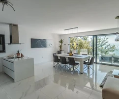 ATRATIVNÍ DVOJDŮM S BAZÉNEM A PANORAMATICKÝM VÝHLEDEM NA MOŘE!