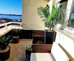 Penthouse na prodaju s terasom i pogledom na more