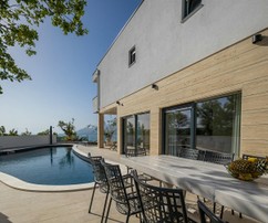 Moderní vila s výhledem na otevřené moře