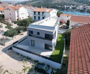 Žaborić – moderna dvojna kuća S1, 70 m od mora, novogradnja s vrtom i terasom