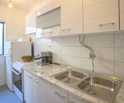 Urokliwy kamienny dom na wyspie Brač z przestronnymi tarasami i garażem