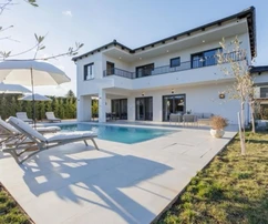 Istria, Svetvinčenat, elegante casa independiente con piscina rodeada de vegetación
