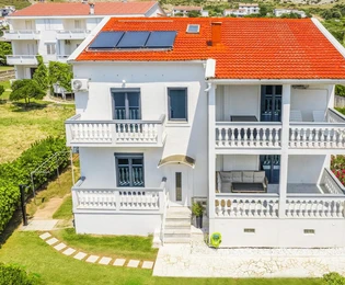 Haus mit 8 Wohnungen auf der Insel Pag in Meeresnähe zu verkaufen in Kroatien