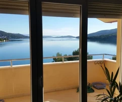 <p>Marina, confortable appartement deux pièces de 75 m2, en première ligne face à la mer, avec parking</p>