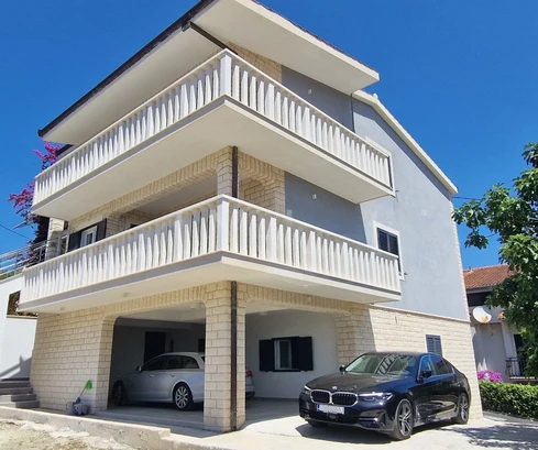 Podstrana, dům 340 m2 se 3 obytnými jednotkami a garáží, výhled na moře