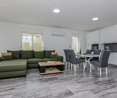 Vir, appartement moderne de trois pièces au rez-de-chaussée avec jardin