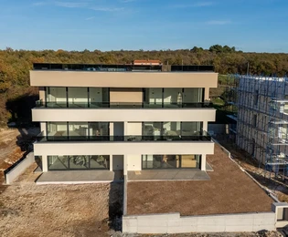 Istrie, Poreč – Luxusní přízemní byt se zahradou, 3 km od centra města na prodej